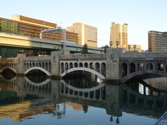 　堂島川に架かる水晶橋へ。