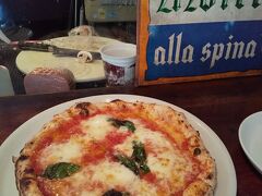 お昼は池袋で降りてとてもおいしいピッツアという評判のお店へ、午後2時前でしたが、15分ほど並んで入りました。