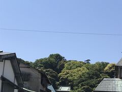 江島神社を目指して散策です。
先ずは青銅の鳥居を通って弁財天仲見世通りに入ります。
