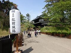 市役所前で下車して、弘前公園へ。