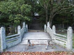 城内の奥のほうに鎮座する志都岐山神社の前にある万歳橋。長州藩の藩校である明倫館から移築されたもの。中国風の装飾が施された石橋になっていた。