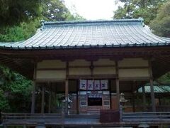 城内の奥に鎮座する志都岐山神社。藩主を祀っていて、毛利家の家紋が掲げられていた。