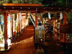 21世紀美術館と兼六園の側にある石浦神社です。
お稲荷様があるため鳥居が並んでいますが、道が2つに別れています。

ちなみに、真ん中のキャラクターは神社のキャラクターで「きまちゃん」と言うそうです。