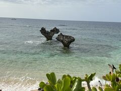 古宇利島　ティーヌ浜のハート岩を見て