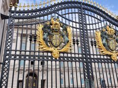 バッキンガム宮殿

チャールズ3世の戴冠式が３日後に控えているので、衛兵交代式はありませんでした