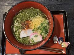 し：茶蕎麦は久しぶりですが、美味しいですね。

か：錦糸卵が入っているの、いいわよね！