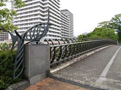 歩道橋の欄干がサカナの骨をイメージしてるのか
面白い形をしている。
橋のデザインって、けっこう面白くて気になる。