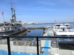 記念艦三笠のすぐ横が
三笠桟橋（猿島渡船乗船場）

左が三笠、右が猿島フェリー、仲良く。