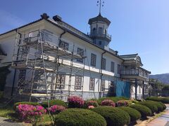 旧開智学校、明治6年（1873）、筑摩県学（ちくまけんがく）を改め、学制による小学校｢第二大学区第一番小学開智学校」として開校。教育博物館として江戸から現在までの各種教育資料が展示されています。明治9年（1876）に建てられた擬洋風校舎は昭和36年に国の重要文化財に指定され、令和元年9月30日に国宝に指定されました。
現在修理中でした。長野県松本市開智2-4-12