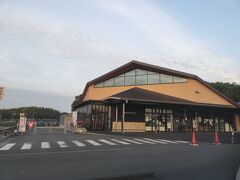 昨夜は四日市の工場夜景を見た後、ここ道の駅津かわげまで移動して快適に寝ることができました。
5時すぎには伊勢へ向かって車を進めます。
