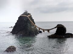 正面に見える夫婦岩は、沖合約700ｍ先に鎮まる霊石「興玉神石」と、日の大神を遙拝するための鳥居とみなされているそうです。
