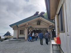 こちらは御祭神に猿田彦大神を祀り、縁結び・夫婦円満・交通安全などにご利益のあるといわれる二見輿玉神社。
伊勢神宮に参拝する人はその前にここで「浜参宮」とよばれる禊を行って、身を清めたそうです。
 
