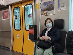 車内もおしゃれなカラーリングです。通勤通学の時間のようでしたが、それほどの混雑ではなかったのでずっと座ることは出来ました。