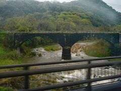 「赤松橋」明治30年9月に完成した日出町で唯一の石拱橋（せっこうきょう）です。通称「赤松のめがね橋」と呼ばれました。日本に現存する石橋は1,300基以上あり、そのうち約1,200基は九州に残されています。なかでも大分と熊本の両県は367基と330基と特に多く、合計で九州全体の半数以上を占めています。