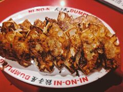 観劇のあとは16時から開いてる餃子の人気店・弐ノ弐で乾杯。開店から18時半まではハッピーアワーで、餃子7個で175円！熱々でお酒も進みます。夜は満席で入れないことも多い、福岡の餃子を代表する店。

熱々の幸せが詰まった究極のお酒のお供～弐ノ弐の焼餃子