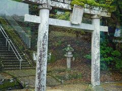 白髭田原神社も神仏習合時代の古いタイプの石鳥居が残っていました。この神社は秋の例大祭で参拝者に無病息災と長寿の印としてどぶろくを振る舞うそうです。