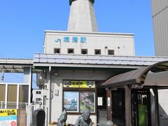 駅前には執筆中の水木先生が、鬼太郎とねずみ男が見守っています。