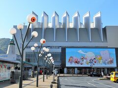 駅隣にある「みなとさかい交流館」、妖怪巨大壁画が圧巻。