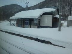 「白滝シリーズ」も今は昔。
下白滝駅(現在は信号所)を通過。

※白滝シリーズ
石北本線にあった「白滝」の名が付く５駅をそう呼んだ。
「下白滝」「旧白滝」「白滝」「上白滝」「奥白滝」の5駅。現在は白滝駅のみ現存。下白滝と奥白滝は信号所として残る。