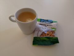 朝食
ホテルのコーヒーと飛行機でもらったお菓子