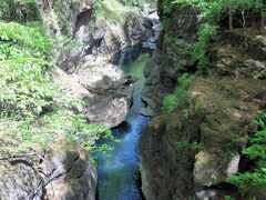 鹿飛橋からの眺め。川幅が狭まっています。