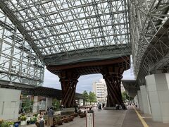 ガソリンを満タンにして、金沢駅に着いた。
駅前のレンタカー屋さんで、４日間利用したレンタカーともお別れ。