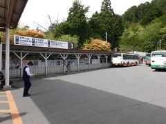ケーブルカーで高野山駅に到着すると今度はバスに乗ります。さすが南海グループで連携が取れています。橋本駅から鉄道→ケーブルカー→バスに乗るまで、待ち時間が一切無く流れるように高野山へ運んでくれます。