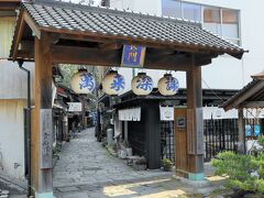 江戸時代、海から青い石を切り出し、港町に敷き詰めた「青石畳通り」。
美保神社から仏谷寺に至る石畳の参拝道の遺構です。