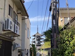 東大路を渡って、”清水坂”
見えているのは、おそらく "法観寺 八坂ノ塔”
