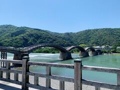 初めて目にする錦帯橋。

わぁ、川の色が綺麗！
思ってたより橋が大きい！