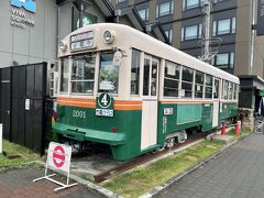 京都駅から歩いて梅小路公園を通ります。
公園内には、昔活躍していた市電がありました。