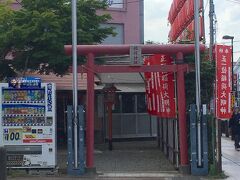 駅前から道路を1本渡ったところに、小さな神社がありました。
沢山の赤い幟や提灯に囲まれ目立っていました。
