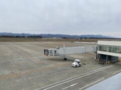 １階が閑散としていましたが、この時間帯は飛行機が一機もいませんでした。

その為、誰も人はいませんでした。