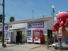 日間賀島の西港から歩いて１時間ほどで日間賀島の東港へ。
寄り道しなければ３０分程度の距離です。

西港と同様、東港にも「タコ」のオブジェ。