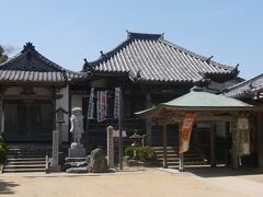 町中にある医徳院。
弘法大師ゆかりの寺院です。

この寺の本堂はこの島で市一番古い建物だそうです。