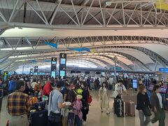 国際線出発ロビーに来てみると、さすがの混雑ぶり。
コロナの間に何度か関西空港も来ており、誰もいなくて暗い出発ロビーも見ていただけに、この光景は感涙ものです！
これでも全盛期のまだ７割ぐらいらしいから、これからもっと増えるでしょう！