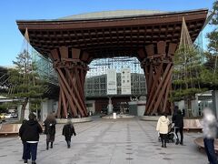 次の朝、ツアーバスに乗るために、8時前にチェックアウト。
10分ほど歩くと、金沢駅のシンボル鼓門が見えてきました。