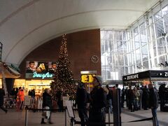 駅のホールのガラスの向こうにも大聖堂。ホントに駅前に建ってるんだ。
あ、いやいや、駅を大聖堂の前につくったのか。