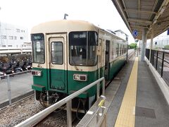 1時間ほどで御坊（ごぼう）駅に到着です。ここからは日本一短いローカル私鉄・紀伊鉄道（2.7km/5駅）に乗車します。

レトロな1両編成です。