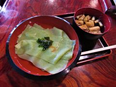 一番オーソドックスな「川幅肉汁うどん」780円。
青海苔が練り込んであるので爽やかな薄緑色です。
水に浮いた冷たい麺を暖かいつけ汁に浸して食べます。