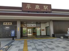 「平泉駅」6:35
始発乗車のため、観光客はいません。青いポスト発見。