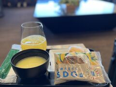 朝7時に起きてそのまま伊丹空港へ。
伊丹空港のANA SUITE LOUNGEでオレンジジュース、コーンスープとパンで朝食。
アンリ・シャルパンティエのバナナーナが無料で提供されていたので、一個ゲット。