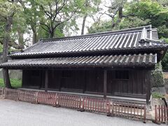 同心番所。

「同心」と呼ばれる武士たちが、江戸城に来る人々を監視していた建物です。
屋根瓦に徳川家のご紋が残っていました。

この建物が象徴的ですが、「皇居」と言いながら、徳川時代の太平の世の時代を見ていく感じですね。
