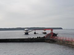 途中立ち寄った串本海中公園
沖合にある水深6.3mの海中展望塔からは自然の海の中が観察できるそうです。