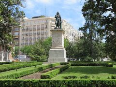 14:00
王立植物園の入口にはバロック時代に活躍したムリリョの銅像があります。