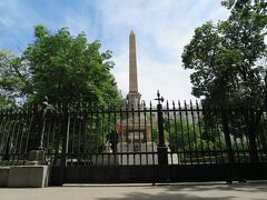 プラド美術館の隣にはオベリスコいう記念碑がありました。