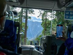 立山駅からの直行バスで室堂へ向かう。この後天気が崩れる予報の為か、車内はガラガラだった。

車窓、正面に称名滝。