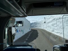 車窓、雪の大谷。