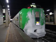 雪をびっしり付けた鉄道車両を見られるのも冬の鉄旅の醍醐味。
札幌駅に着いた特急ライラック。