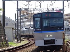 ここからは鶴ヶ峰駅の踏切まで撮れるところはありません。
鶴ヶ峰駅西側の踏切で。